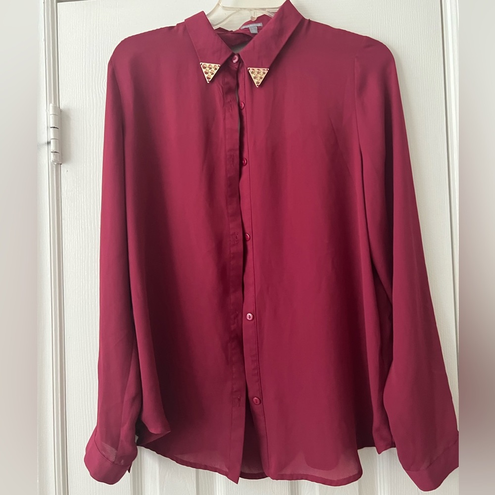 Burgundy collar shirt with gold accent